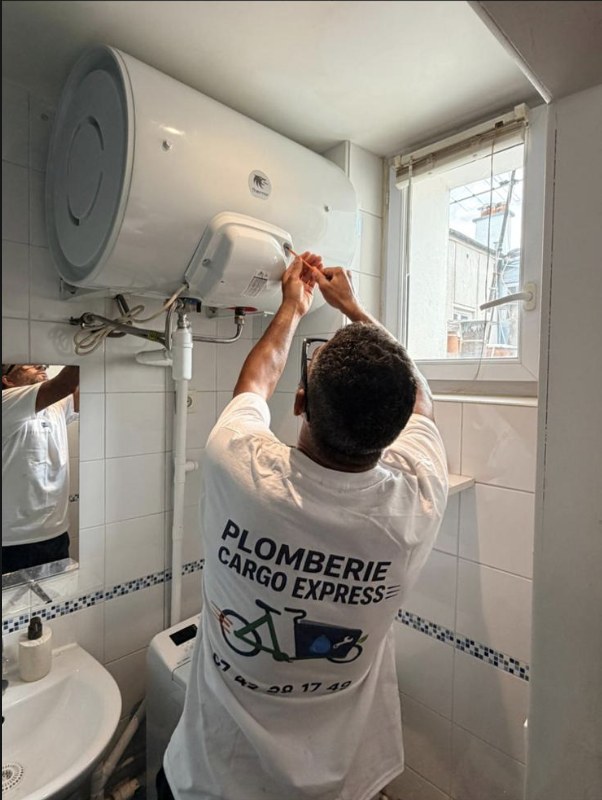 Plombier Plomberie Cargo Express en intervention sur chauffe-eau à Asnières-sur-Seine